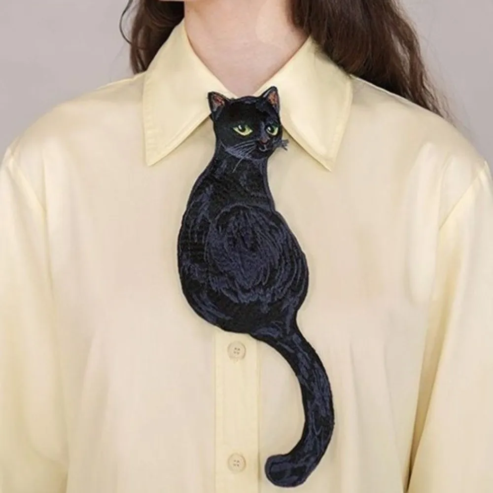 gravata-borboleta-serie-gato-preto-com-contraste-de-cores-estilo-boemio-vintage-frances-com-design-assimetrico-divertido-e-estampa-de-peixe