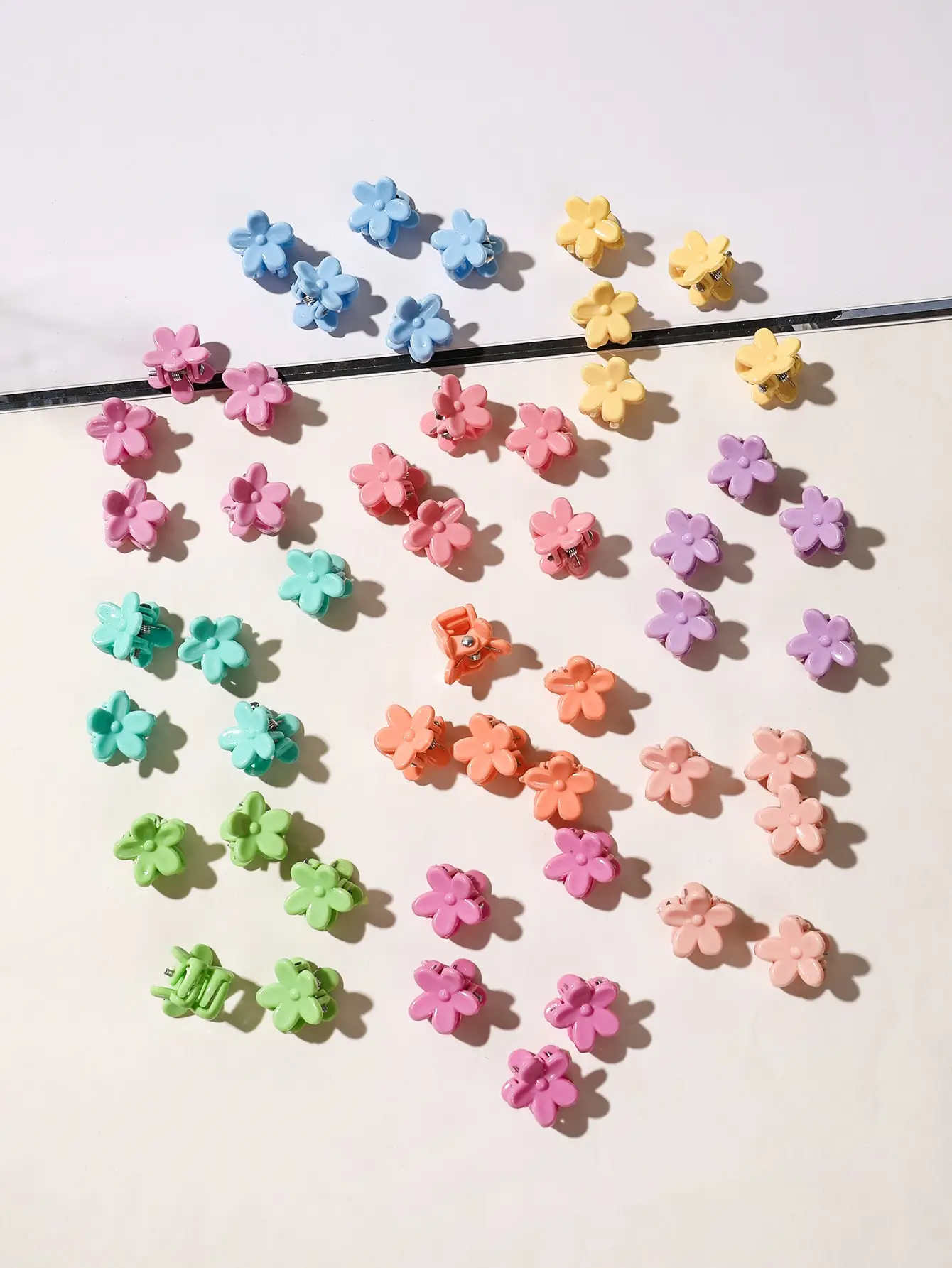 50 Stück bunte Mini-Blumen-Haarklammern für Mädchen, niedliches Haar-Styling-Zubehör, Urlaubsgeschenk, dekorative Dutt-Klemme, winziges Haar – Detail 4