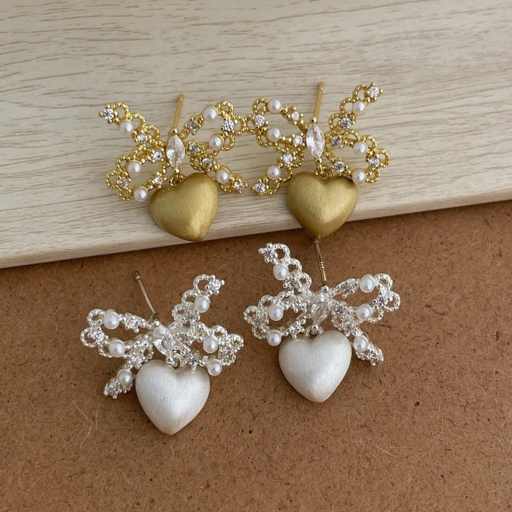 brincos-elegantes-de-perola-doce-com-no-em-forma-de-coracao-e-zirconia-para-mulheres-acessorios-de-joias-com-design-Unico-e-moderno