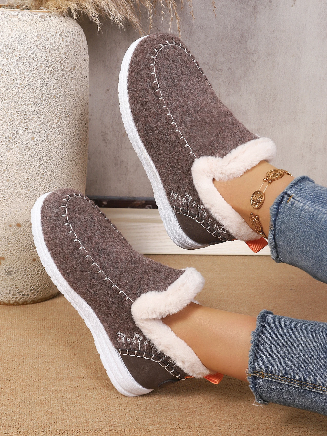 Damen Winter Slip-On Stiefeletten mit Flauschigem Kragen, Weichem Filz, Warmem Fleecefutter, Flach, Rutschfest, Leicht, für den Alltag, Schneestiefel – Detail 40