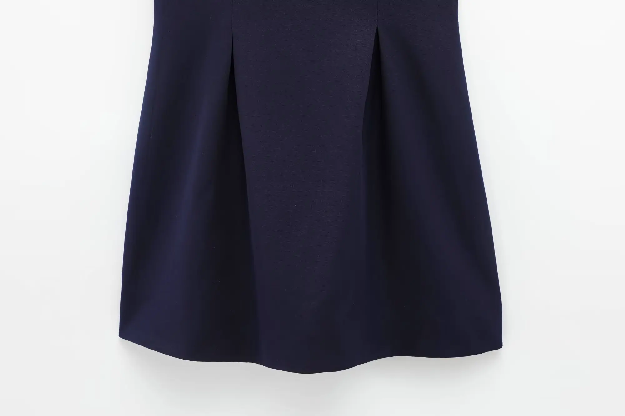   فستان نسائي بحزام سباغيتي مع جزء علوي مناسب وتفاصيل مطوية على التنورة مثالي لملابس الصيف والحفلات غير الرسمية