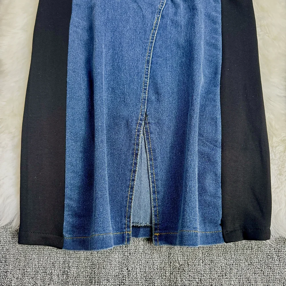 Vestido francês com fenda no quadril do pacote de temperamento Sense sênior. Vestido jeans de manga curta com adorno de botão colorido Sense Design de verão
