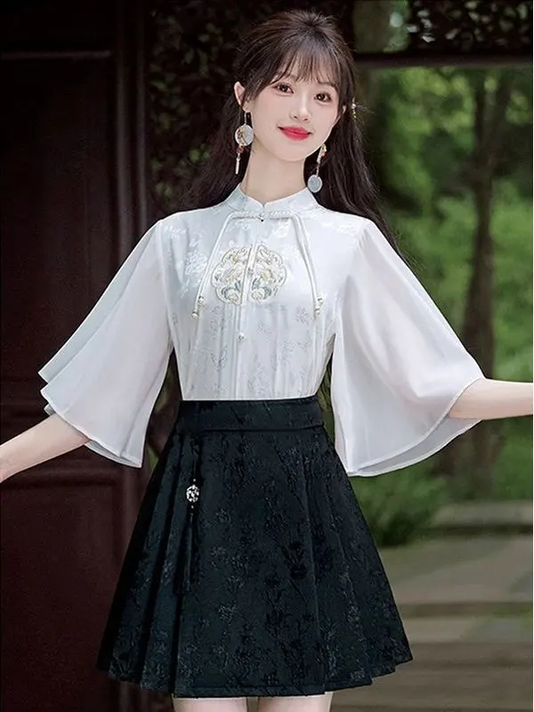 

Новая китайская белая блузка с коротким рукавом, воротником-стойкой, вышивкой и пуговицами спереди, женский летний топ, сочетающийся с юбкой-трапецией.
