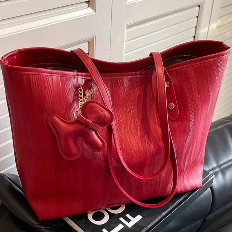 

Модная женская ярко-красная текстурированная сумка-тоут из искусственной кожи - просторная повседневная сумка через плечо с очаровательной декоративной подвеской
