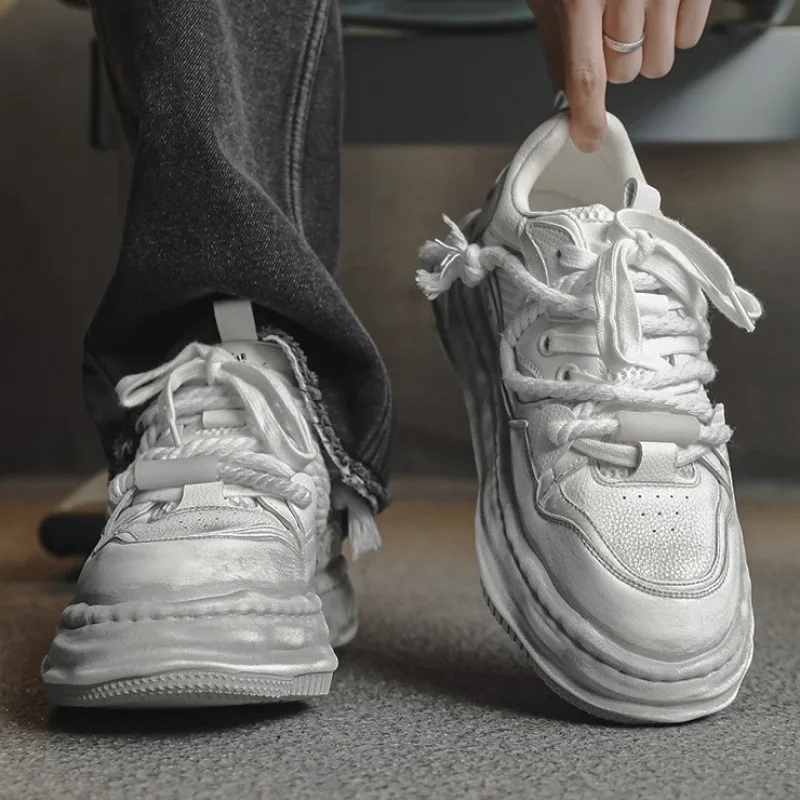 メンズ向けのおしゃれなヴィンテージ風溶解シューズ、厚底で身長を7cmアップするインナーヒール、カジュアルなダーティーブレッドボードシューズ