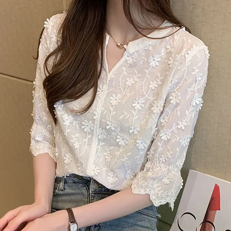 Camisa fina de verano con cuello en V para mujer, blusa de media manga con decoración floral tridimensional de estilo dulce, Tops de encaje para mujer 9638