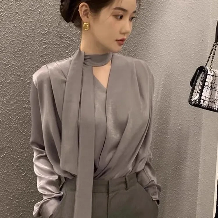 เสื้อเบลาส์ผ้าซาตินเอลาสตีนสำหรับผู้หญิง สไตล์หรูหราสำหรับฤดูใบไม้ผลิและฤดูใบไม้ร่วง เหมาะสำหรับใส่ทำงาน ดีไซน์คอวีสวยงาม แขนยาว