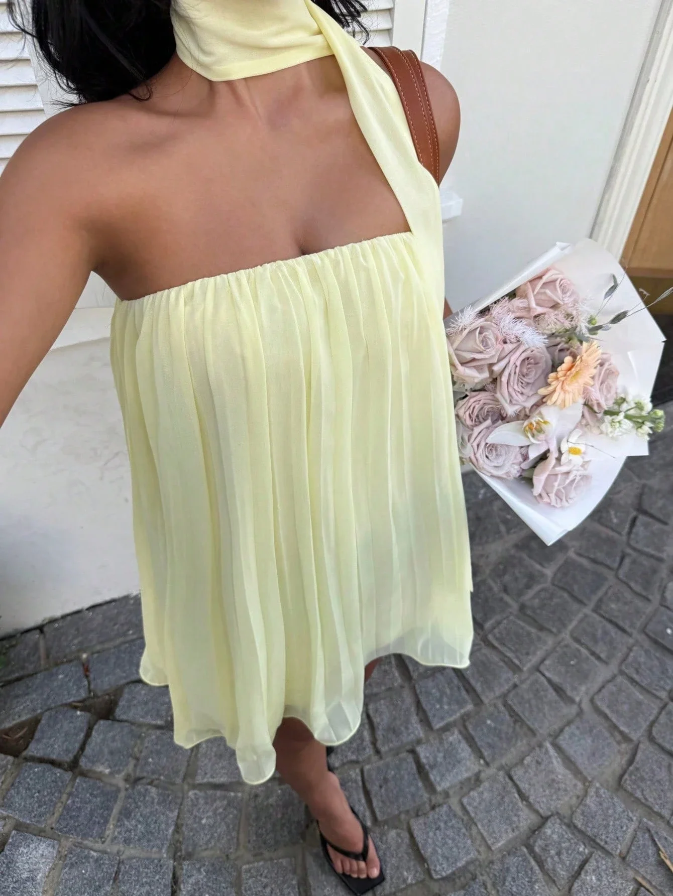 

Плиссированное мини-платье пастельно-желтого цвета без бретелек с драпированным лифом и струящейся юбкой