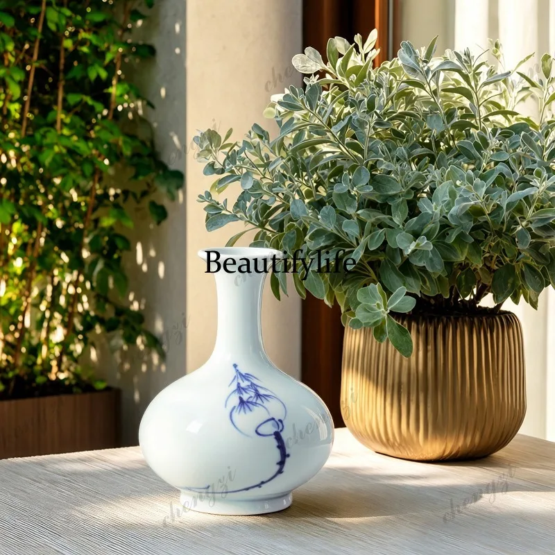 Hand-painted blue and white pomegranate vase long neck hand-painted, small vase Chinese celadon study flower arrangement