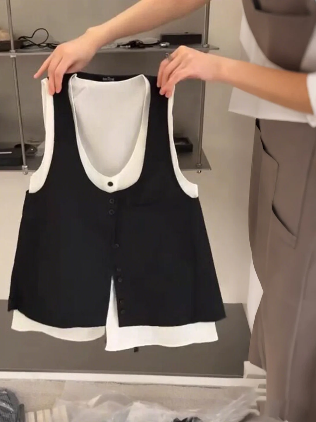 

Черно-белая контрастная майка с V-образным вырезом для женщин, летняя новинка, без рукавов, с ремешками на спине, в французском стиле, свободного кроя, из хлопка