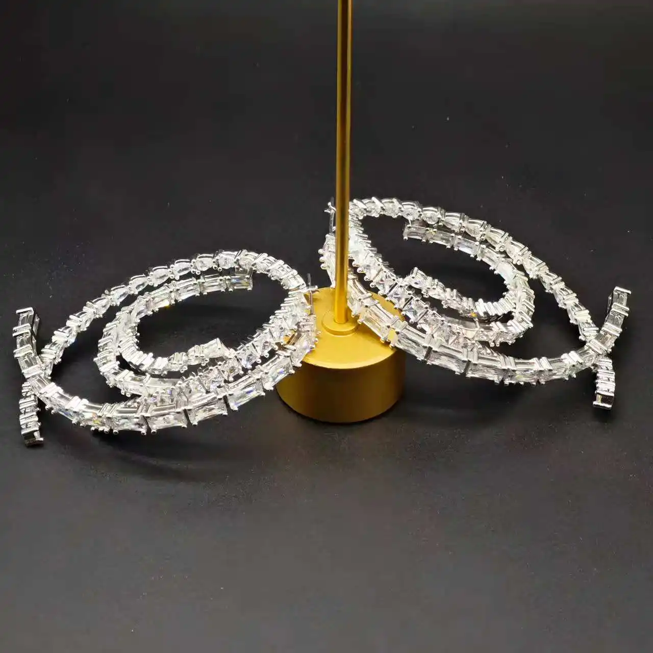 2025 الأصلي الأبيض هندسية كريستال الأزياء قلادة الاتجاه الجديد طقم مجوهرات رائعة الذكرى التذكارية الأقراط سوار