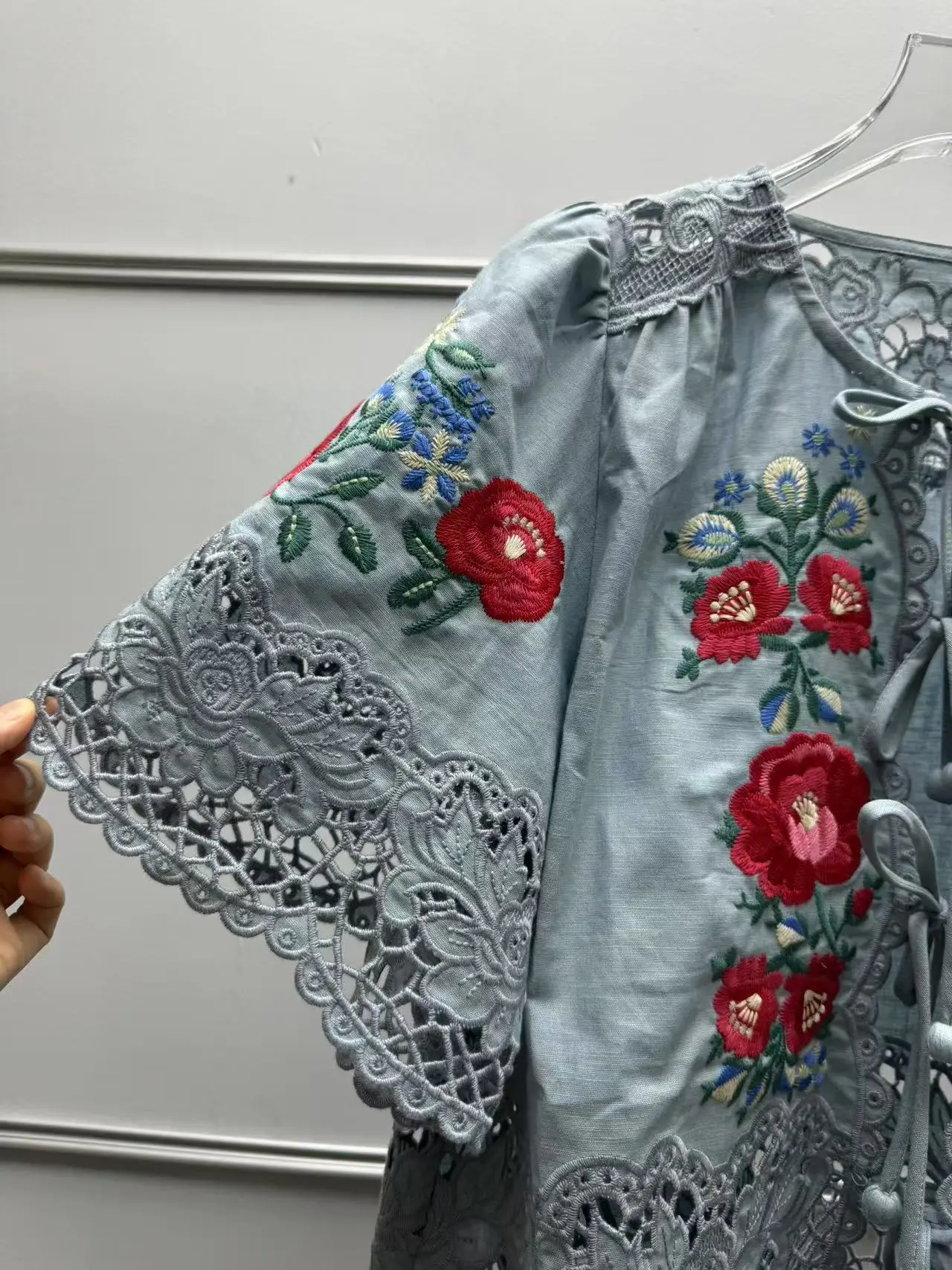 

Retro Sle Cotton Blend irt with Lace Trim Button Detail Heavy Embroidery Hollow out Design round Ne mid Sve Top