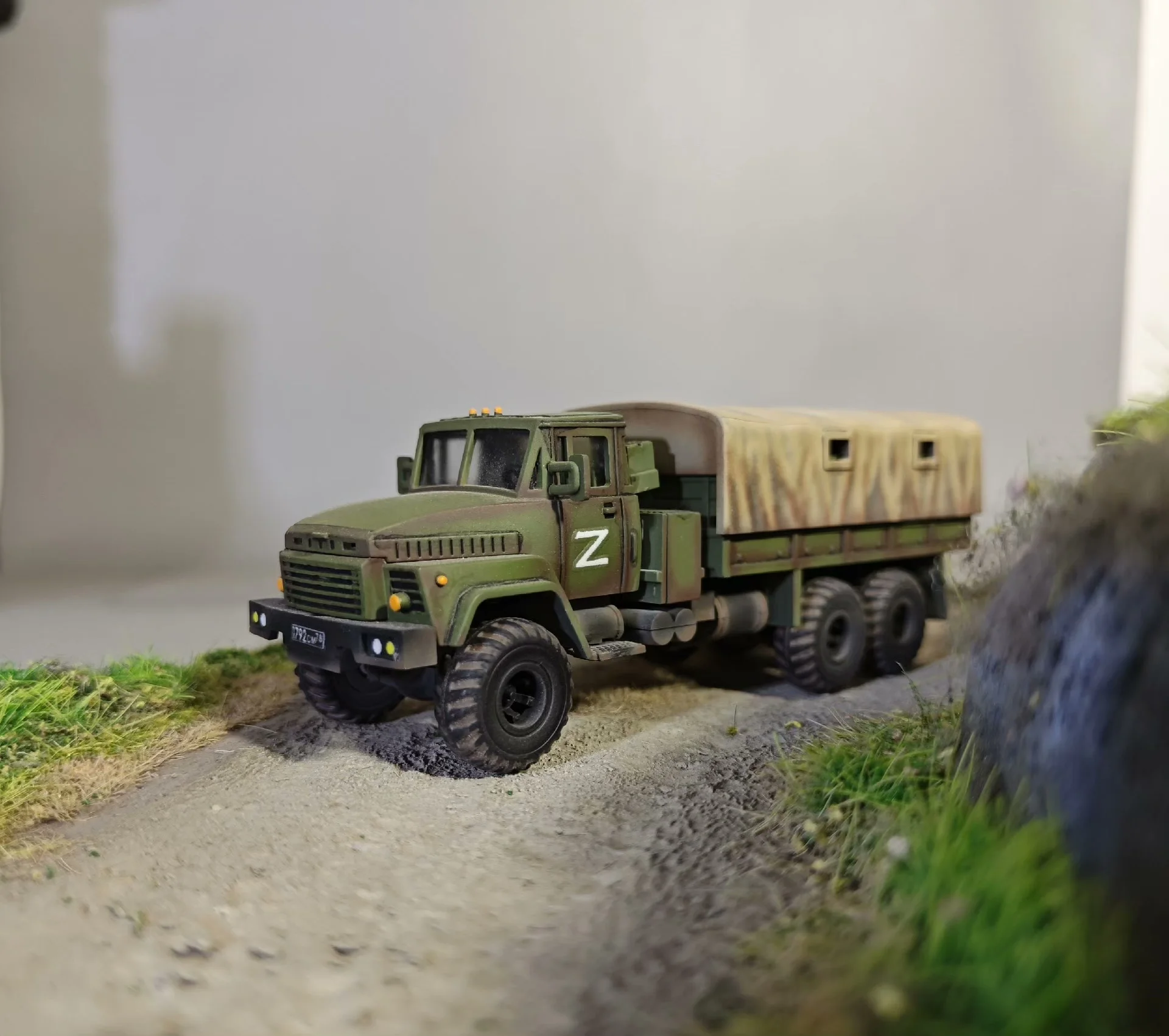 1/72 Russian KRAZ one 260 trucks, hand-painted finished model decorative ornament, plastic material (ships after 3 days of work)