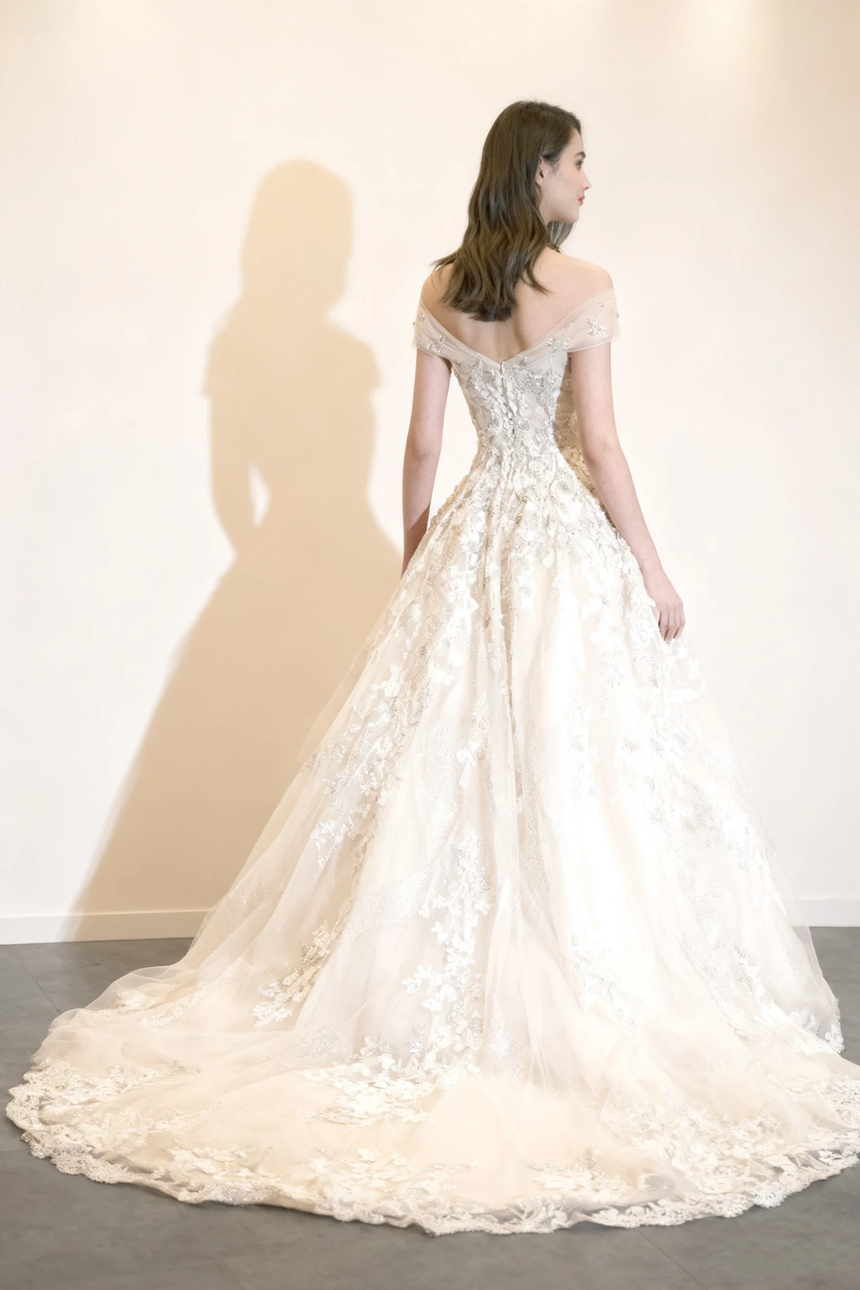 2025 Custom Bridal Gown Elegant Lady Lace Embellishment Bead Frill Princess Style Backless Design Wedding Dress