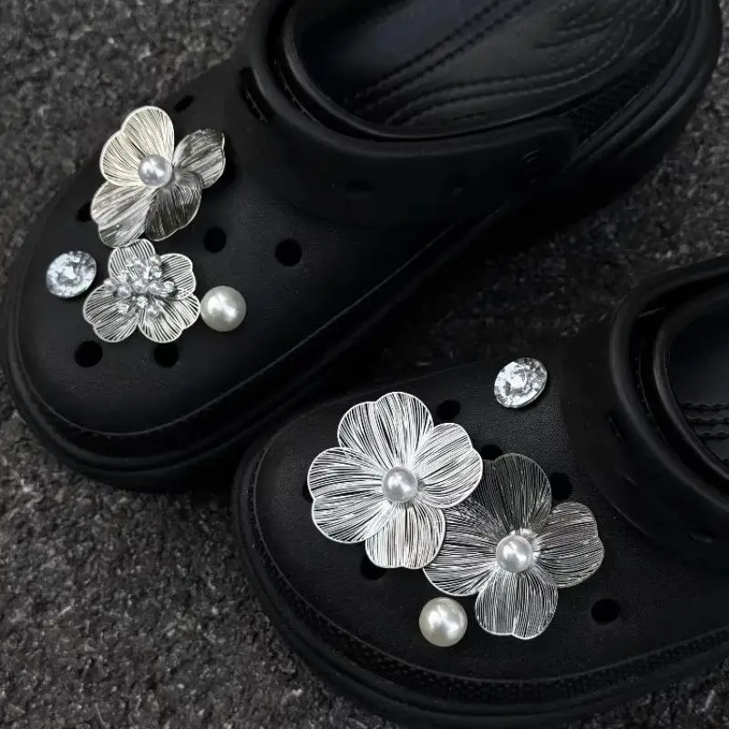 Luxuriöse Metall-Blumen-Clogs-Accessoires Sommer 2026 DIY Perlen Designer Schuh-Charms Set Französische Retro Damenschuh-Dekorationen – Detail 3