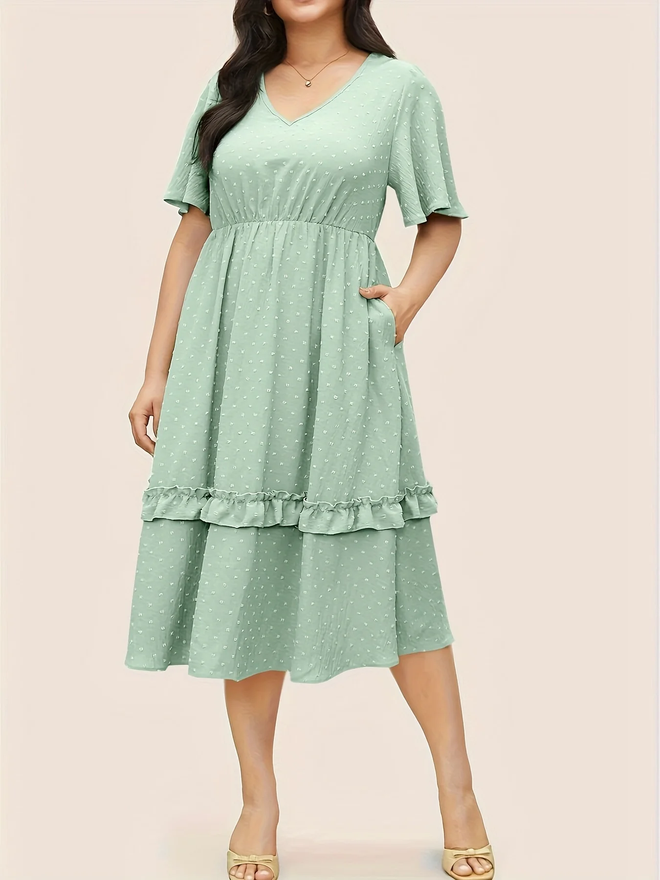 Plus-size spring/summer office commute Wear an elegant dress with pockets and a mint green color that looks cool and comfortable