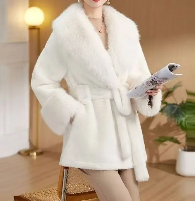 

Fur Fashion Stylish and Trendy One-piece Fur Coat for Women with A Fur Collar