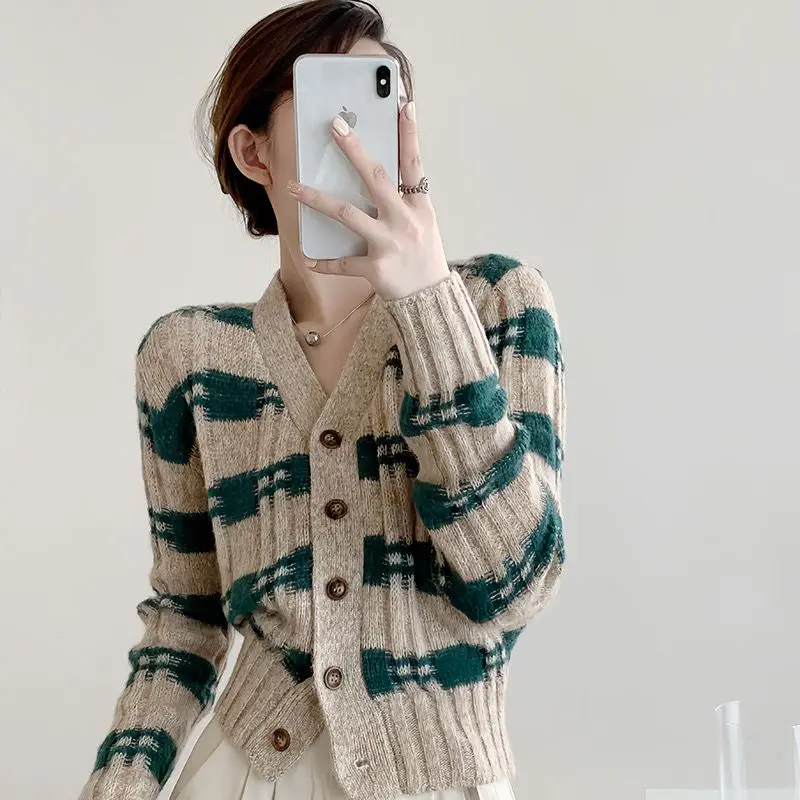 2025 가을 신상 레트로 브이넥 스트라이프 컬러 블록 니트 스웨터 코트 여성용 숏 디자인 탑