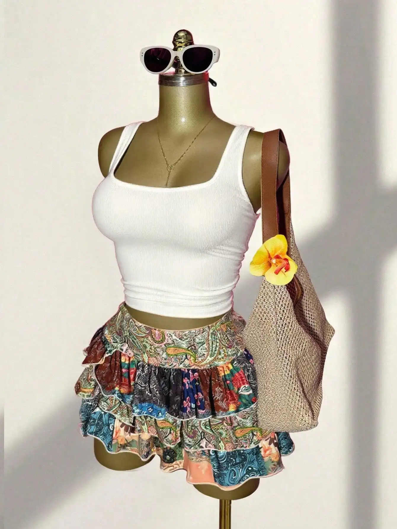 Witte crop top met U-hals en kleurrijke rok met ruches en print, tweedelige set voor zomerfestivals op het strand