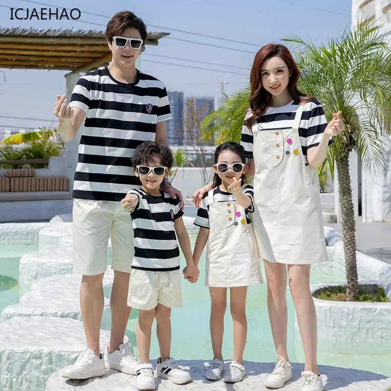 

Летний одинаковый комплект для всей семьи, полосатый наряд с короткими рукавами, платье на бретелях для мамы и дочки, футболка для мальчиков, белые шорты, пляжная одежда для отпуска