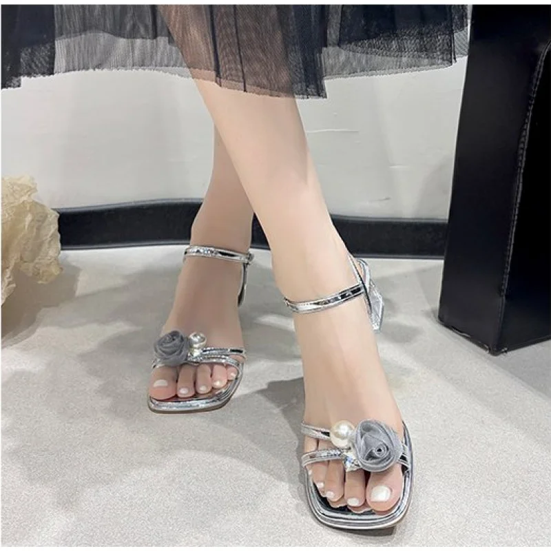 2026 Neue Sandalen mit eckiger Zehenpartie für Damen, mit Rosenperlen-Knöchelriemen, transparentem niedrigem Absatz, für Urlaub, Reisen, Freizeit, Sommer