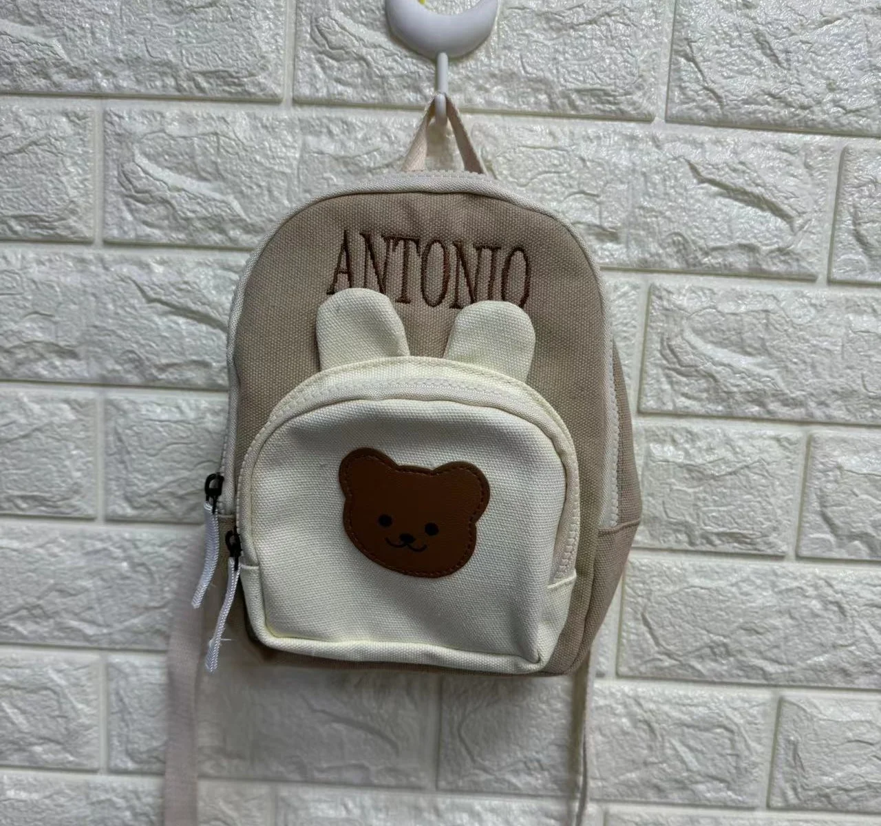 Mochila pequeña bordada con nombre de dibujos animados para niños, mochila de guardería personalizada, bolsa ligera saliente para niños