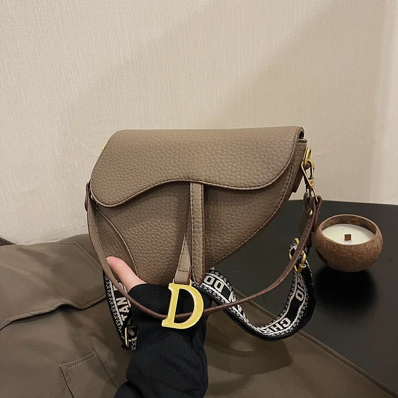 2024 New Fashionable Women's Printed Shoulder Slant Cross Handbag Famous Luxury Designer Commuting Saddle Bag