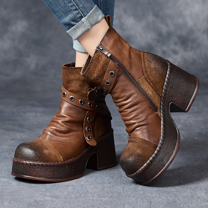 النساء دراجة نارية الأحذية جلد طبيعي مشبك فاسق الأحذية 2025 جديد الشتاء البريدي النساء أحذية دافئة اليدوية الرجعية الكاحل منصة التمهيد