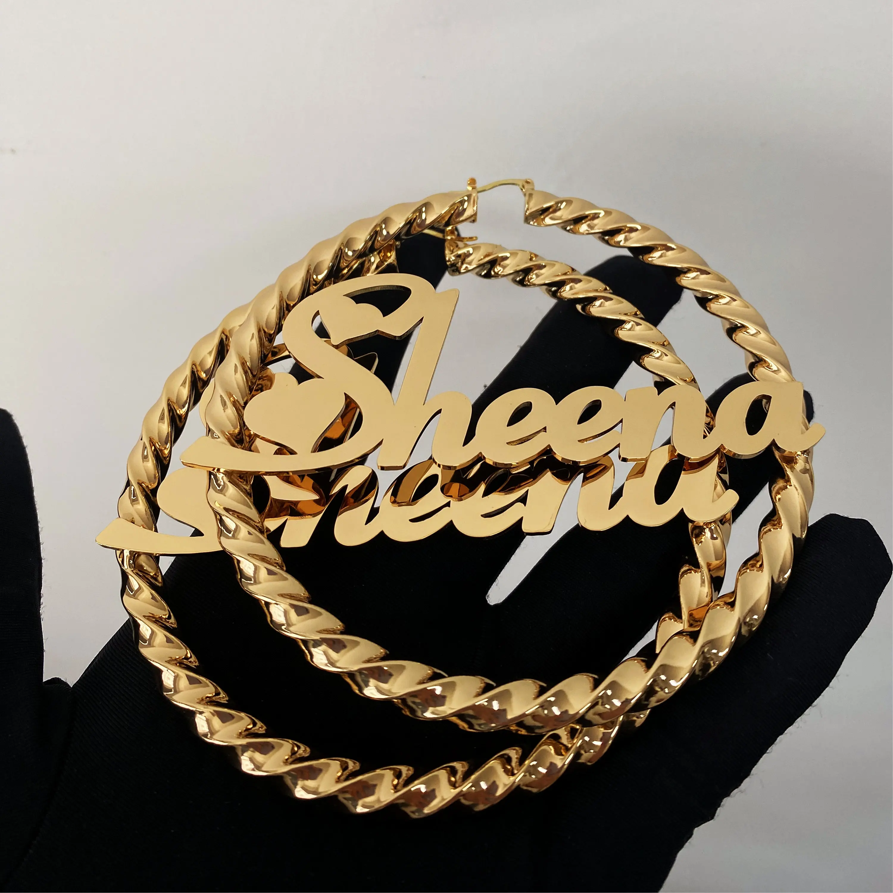 

Золотые серьги-кольца с индивидуальной гравировкой имени, лучшие персонализированные украшения