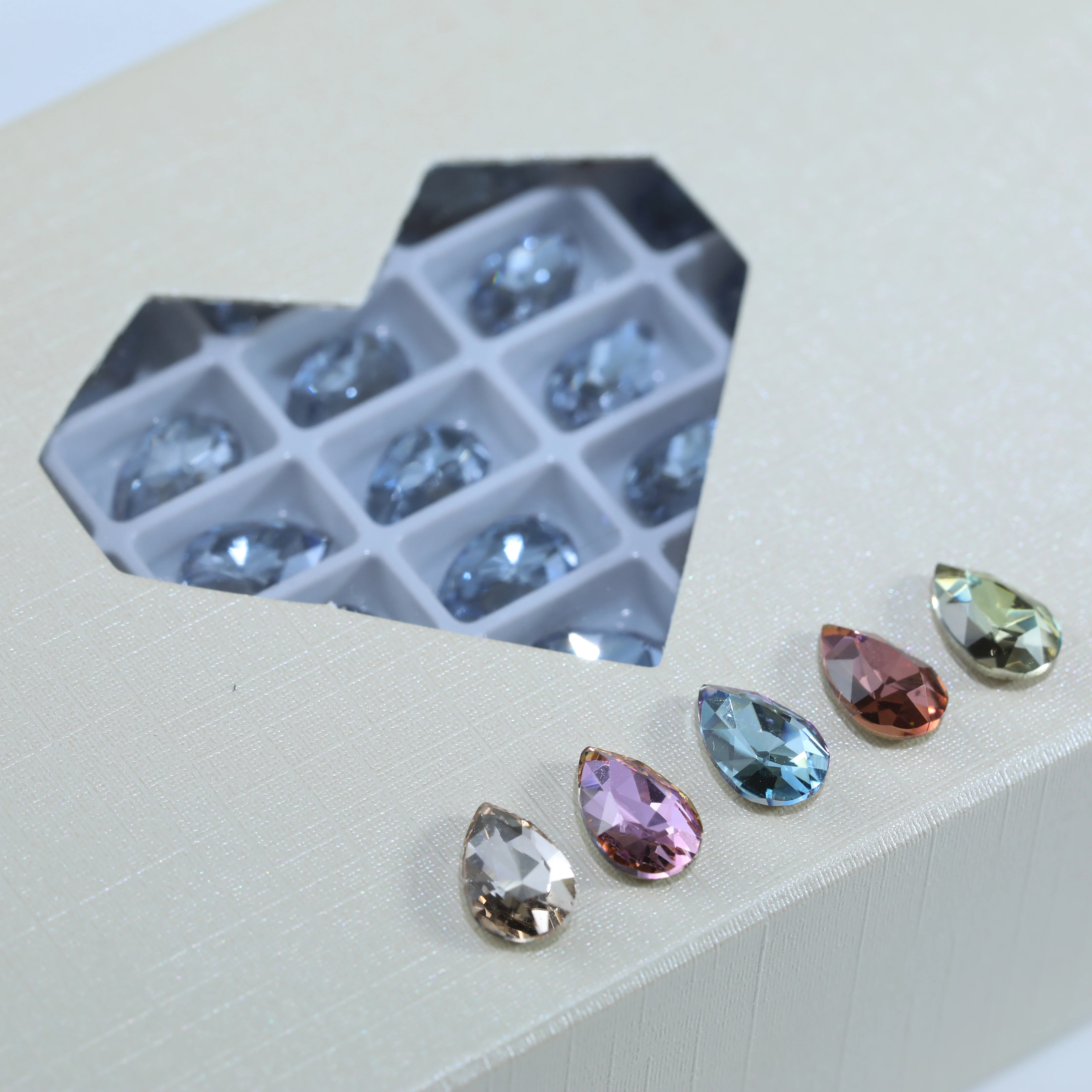 Funkelnde Kristall-Tropfensteine mit flacher Rückseite und abgeschrägter Kante für Nagelkunst, Taschen, Hochzeitskleider, DIY-Zubehör, Bastelbedarf – Detail 4