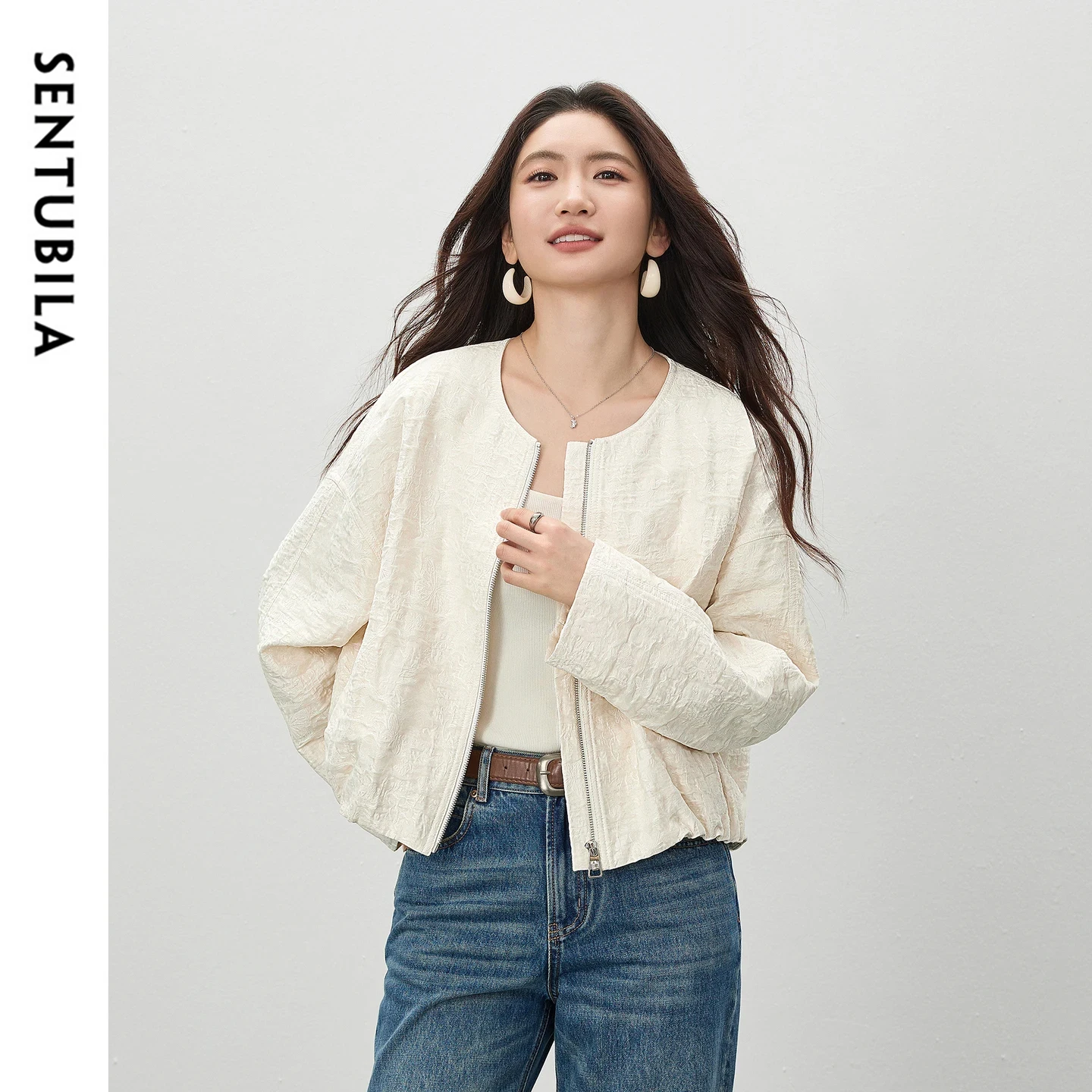 SENTUBILA Women's Loose Cropped Jacket 2026 Spring New Minimalist Round Neck 3D Embossed Jacquard Textured Zipper Coat 161WB6323
