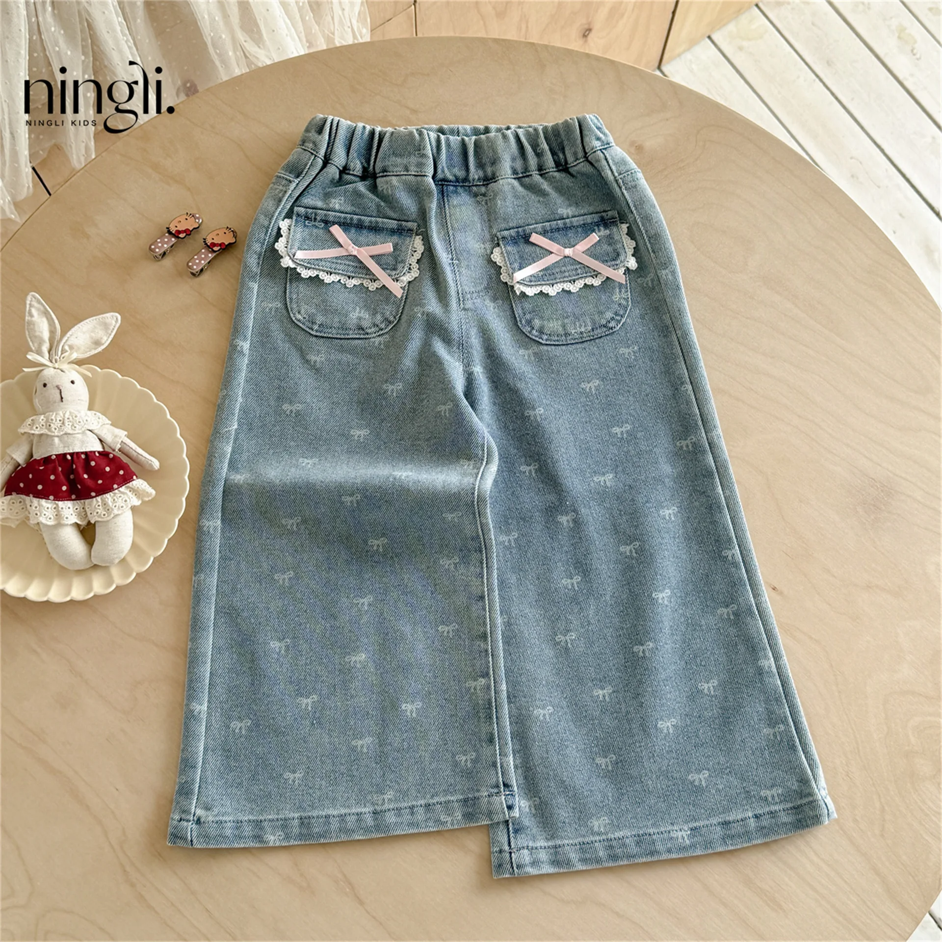 

Ins, осенние джинсы для маленьких девочек от 2 до 8 лет, 2025 г., свободные штаны с эластичной резинкой на талии и бабочкой для маленьких девочек, длинные штаны с карманами для девочек
