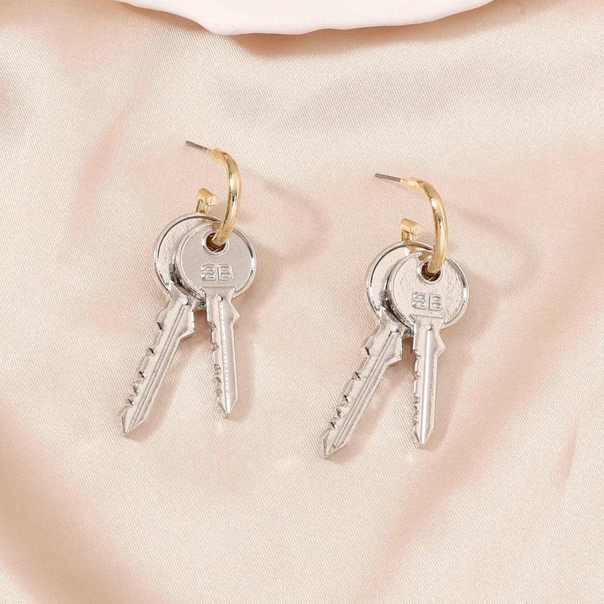 Fashion temperament unique design sense key geometric earrings, suitable for women to match