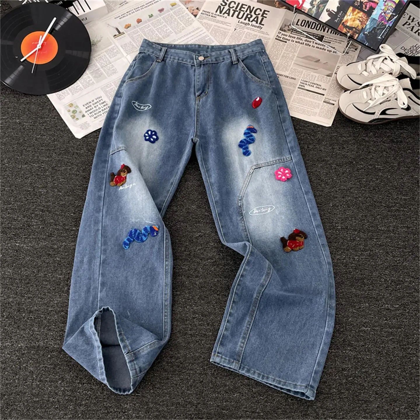 

Мужские джинсы свободного кроя с мультяшной вышивкой, в американском винтажном стиле, повседневные широкие брюки, джинсы из денима со средней посадкой и застежкой-молнией