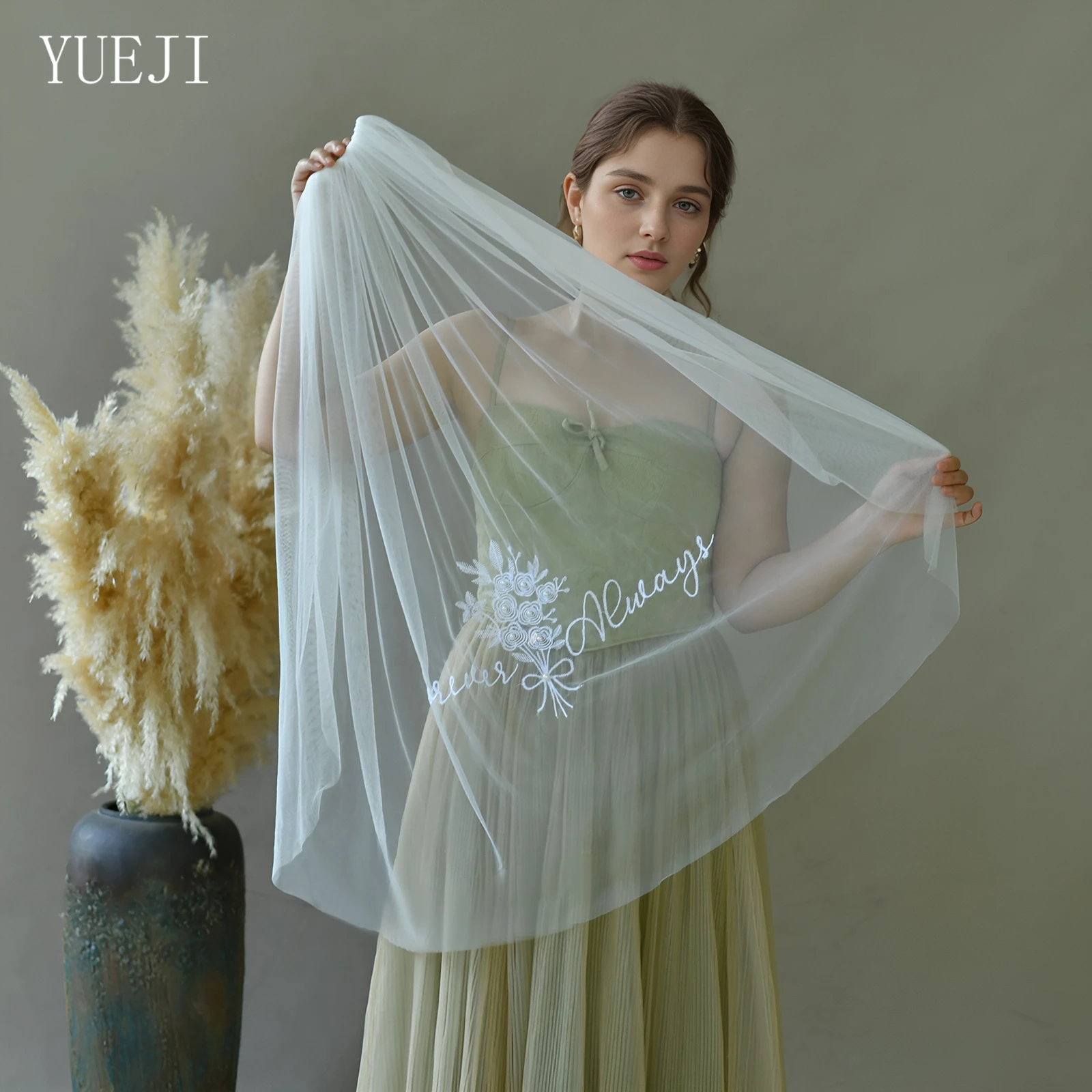 

YUEJI Fashion Simple Single Layer Tulle Bridal Wedding Party Veil Embroidered Bouquet Shape Fingertip Length With Comb V291