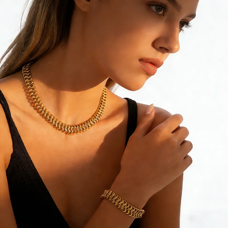 EILIECK Edelstahl Halsketten- und Armband-Set für Damen, Goldfarben, wasserdicht, mit markanter Metalltextur, dicker Kette, modisches Schmuckstück. – Detail 6