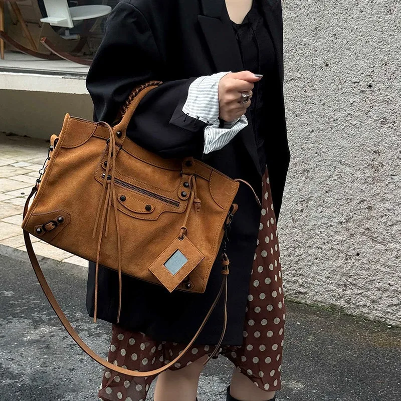 

2025 New French Locomotive Bag Soft Suede Spice Girl Rivet First Layer Cowhide Retro Messenger Handbag