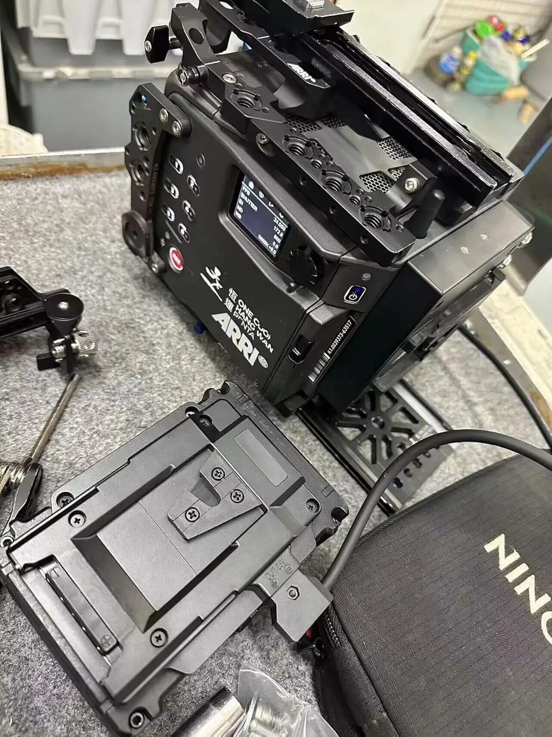 Alvins Battery Adapter Plate for ARRI Alexa 35 SXT Mini LF| RED V-Raptor XL Camera B-Mount to V-Lock D-tap 24V