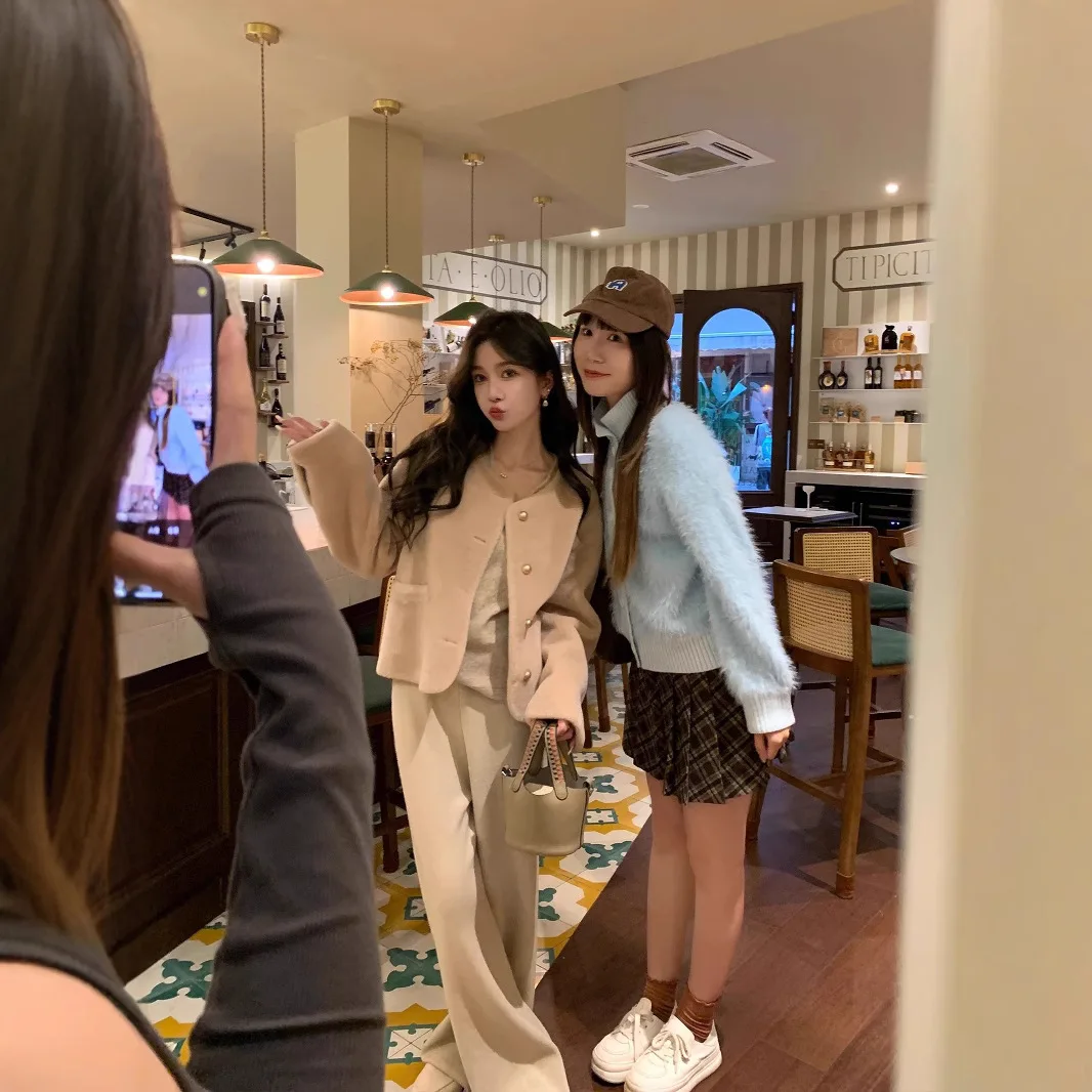 2024年冬用ショートプラッシュシープスキンレディースコートファージャケット一体型レザー＆ファーベスト長袖ラウンドカラーボタンディテール