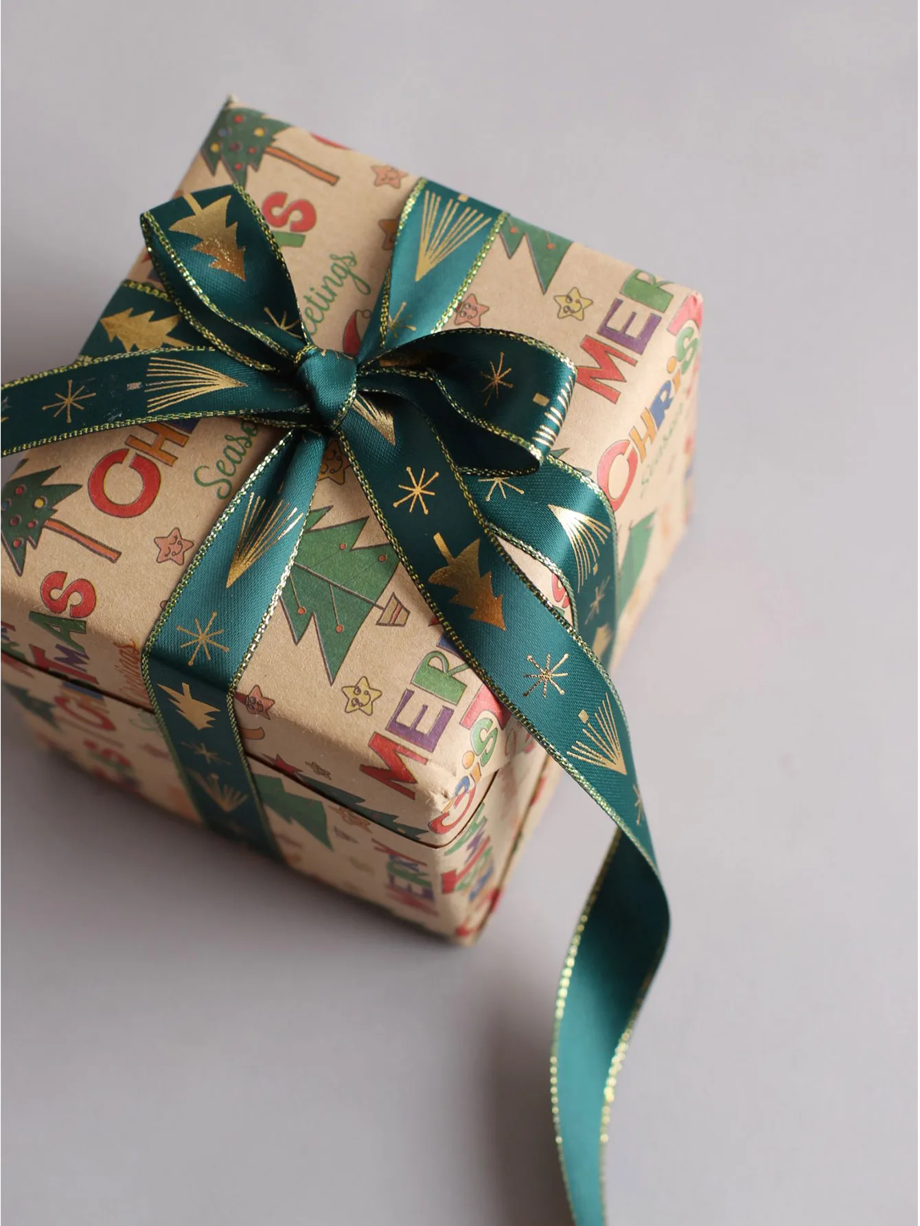 Weihnachtsdekoratives Band mit glitzerndem Weihnachtsbaummuster, glitzernder Rand, 5 Yards, Weihnachts-Ripsband für Geschenkverpackungen
