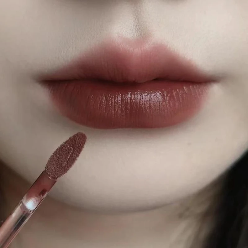 

Another Maillard mouth brown! Rich chocolate lip glaze brown tone reddish brown milk coffee lipstick niche white matte lipstick
