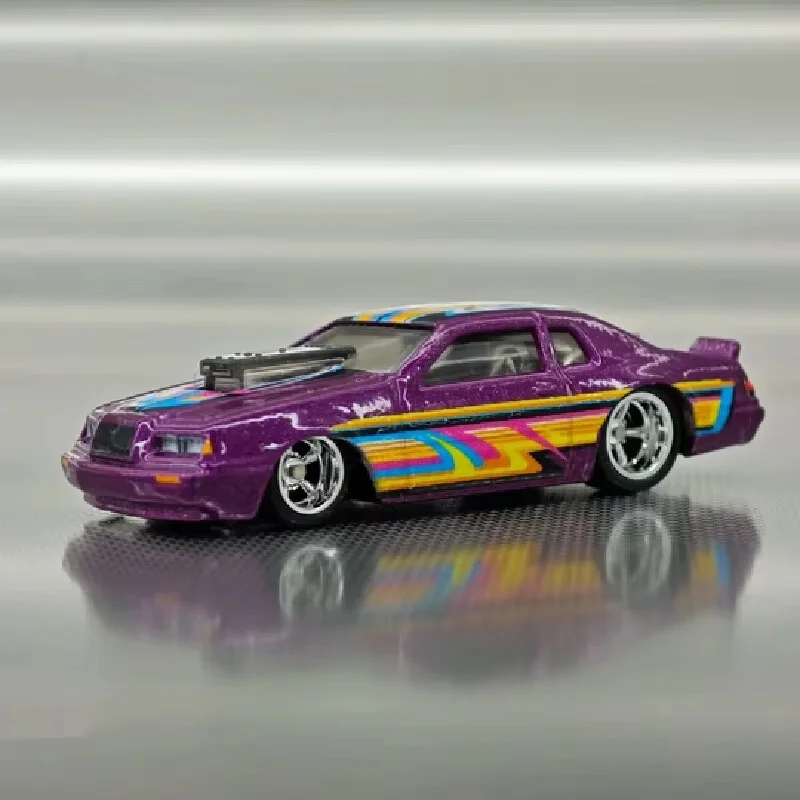 1:64 รถDiecastของแท้ล้อร้อนพรีเมี่ยมรถBoulevard 86 Ford Thunderbir Proสต็อกรุ่นรถสะสมของเล่นของขวัญ