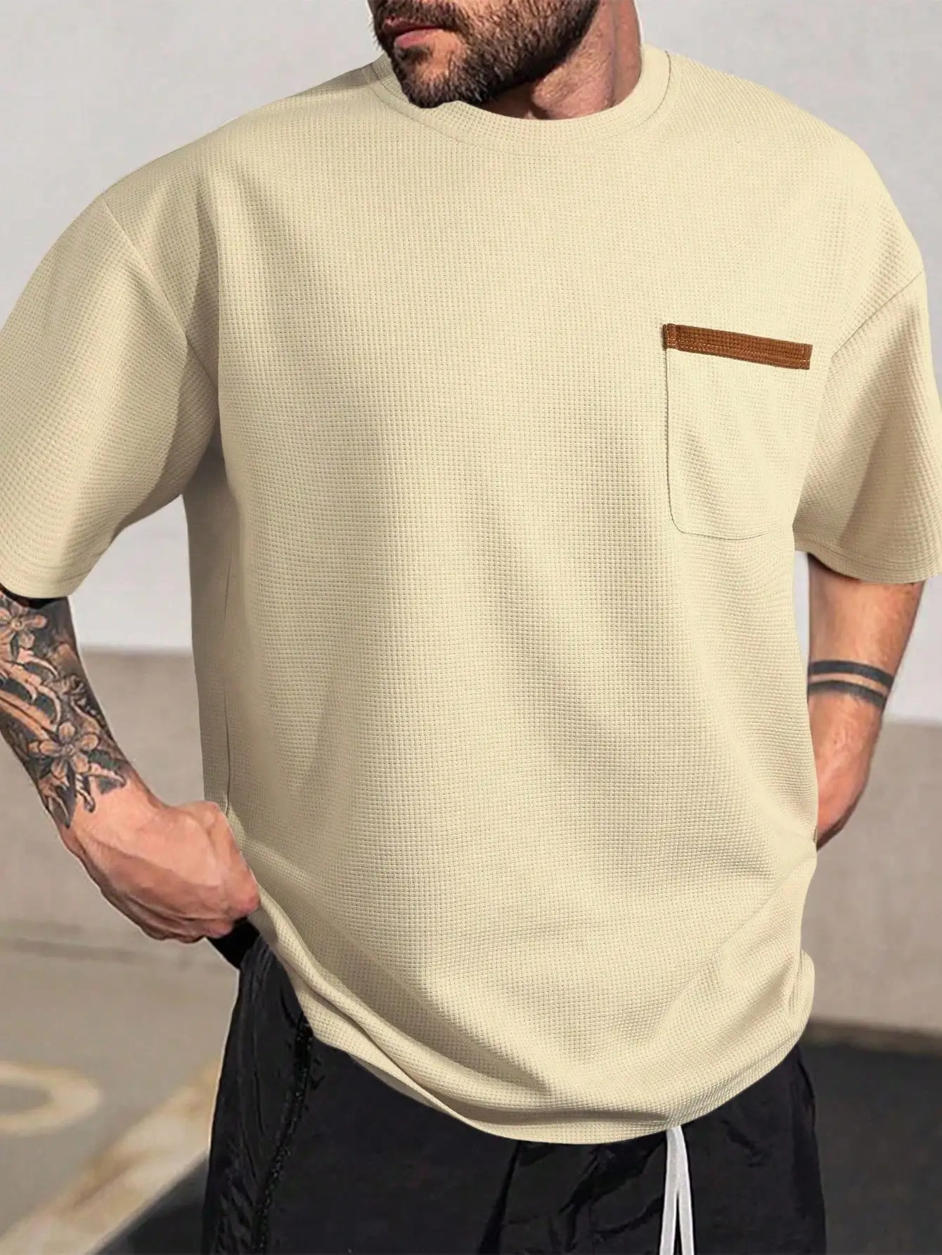 

Мужская бежевая футболка из вафельной ткани с контрастной отделкой кармана