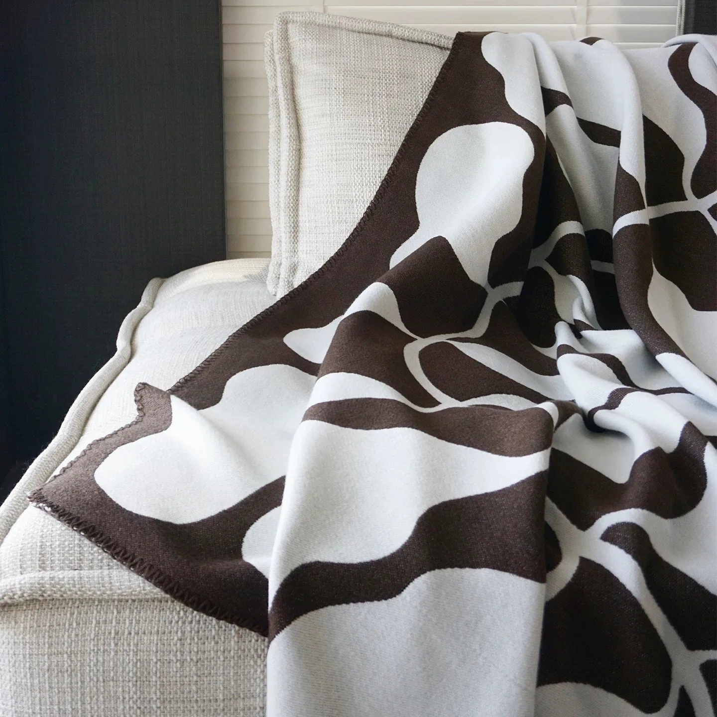 Soft Cashmere Texture Acrylic Blanket Retro Geometric Sofa Throw Multi-use Light Lap Blanket for Bedroom Travel Decor