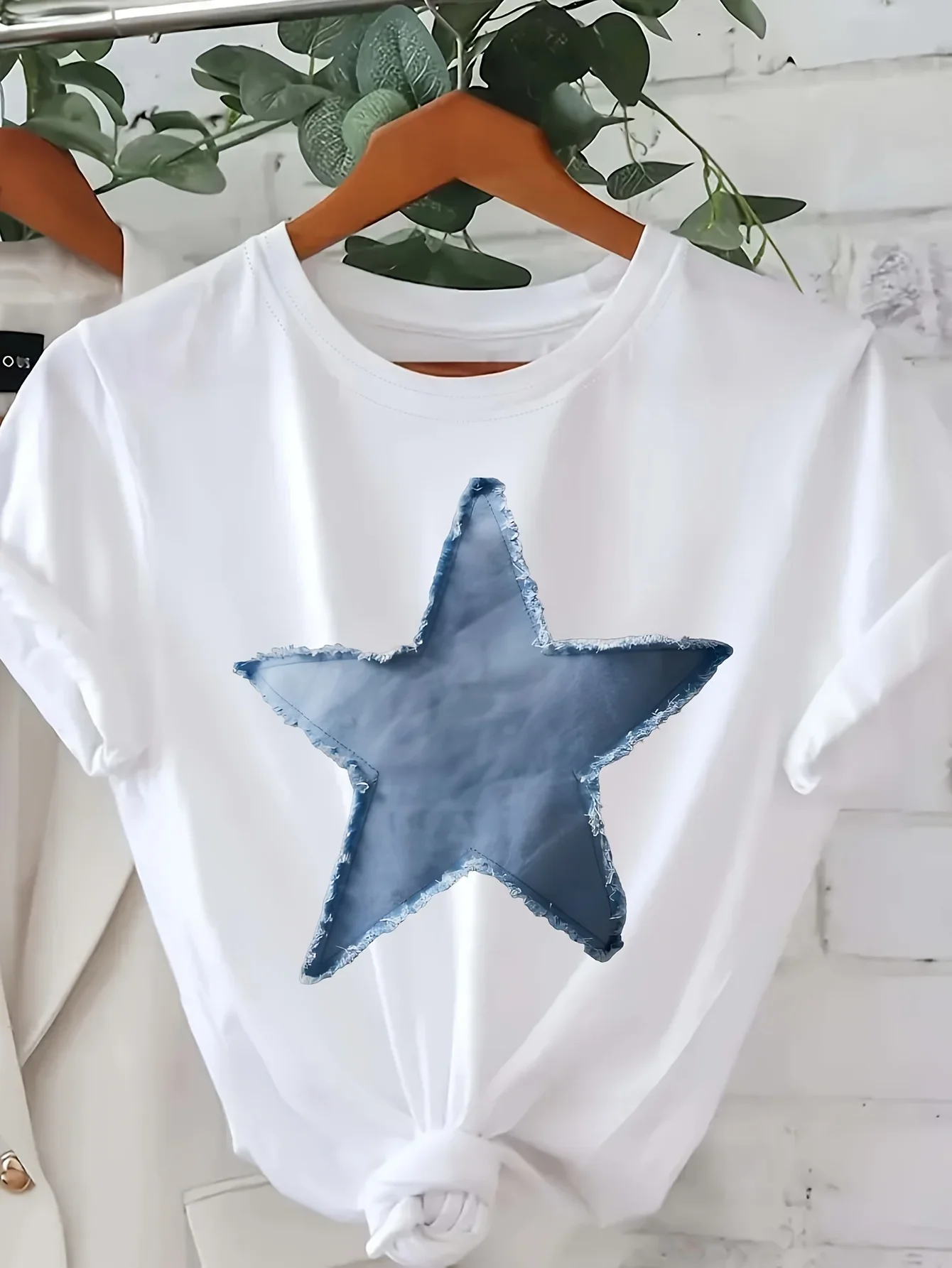 [Casual Chic] Damska czarna koszulka casualowa z niebieskim nadrukiem gwiazdy z denimu - krótki rękaw, okrągły dekolt, mieszanka materiałów, możliwość prania w pralce