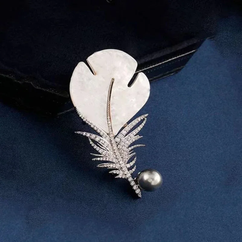 موضة كريستال شل ريشة بروش دبابيس للنساء الفاخرة الأبيض اللؤلؤ الذهب اللون هدايا حفلات الزفاف الملابس والاكسسوارات #5