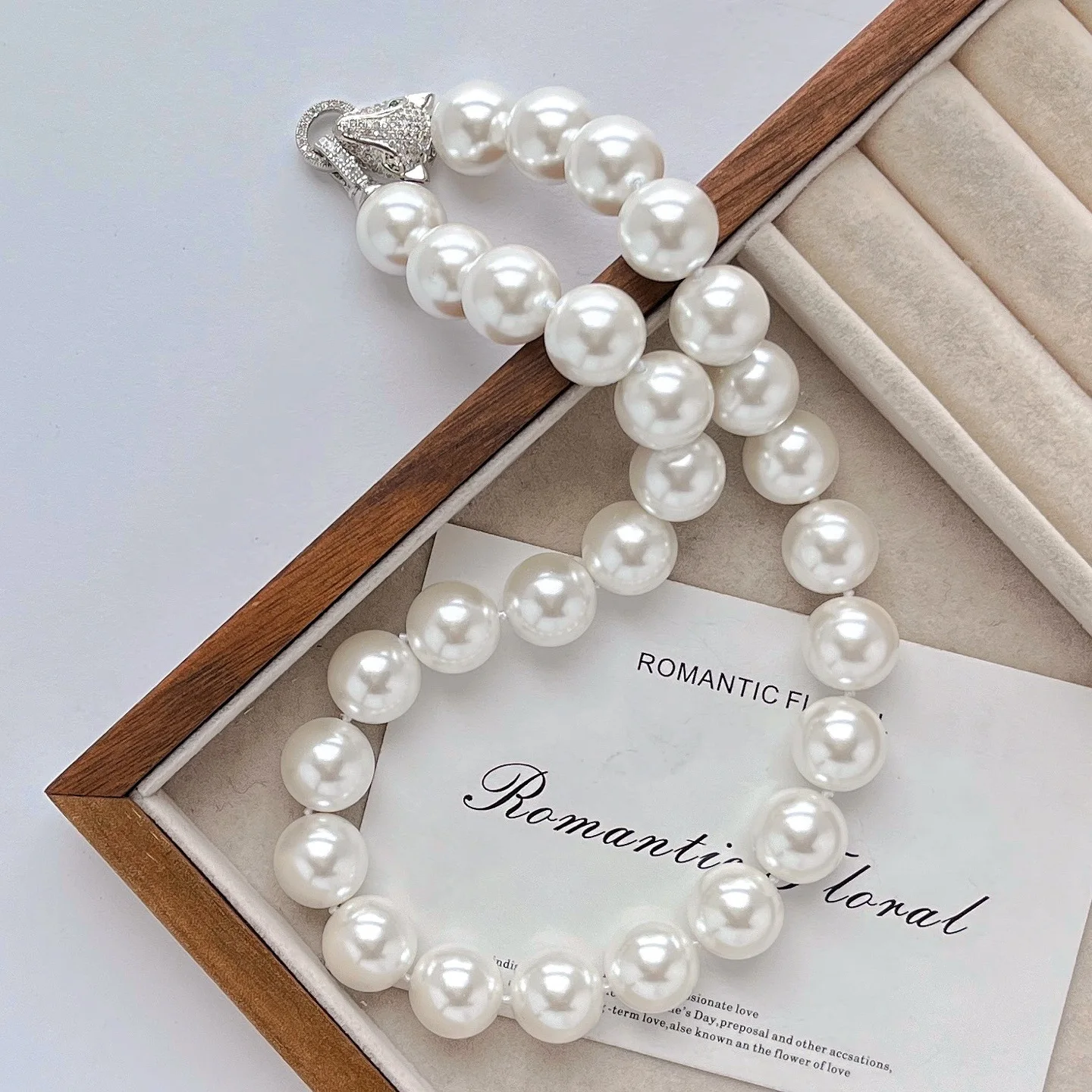 Grande corrente de clavícula com colar de pérolas de concha de 14 mm + botão de cabeça de leopardo