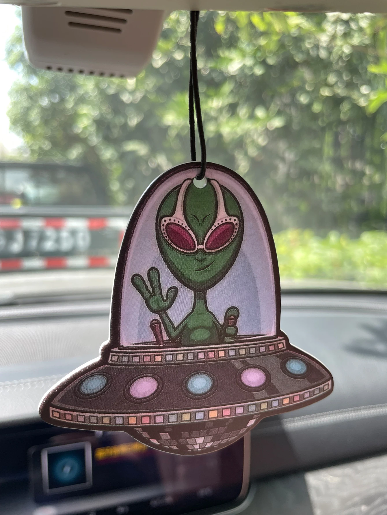 Perfume para Auto Alien/Hilton con Aroma Fresco de Cinco Estrellas y Ambientador No Tóxico |     Aceites Esenciales Naturales y Tabletas Aromáticas (Noroili/Pomelo/Cedro) |     Tipo colgante y de doble propósito con clip de ventilación |     Fragancia Duradera de 60 a 90 Días |     Desodoriza y Purifica el Aire |     Adecuado para su uso en automóviles, hogares, armarios y baños. |     Mismo aroma que el vendido en la tienda