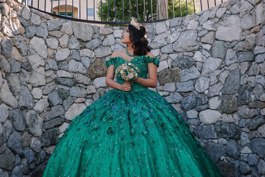 Dostosowana świecąca zielona sukienka na quinceanera 2024, suknia balowa z aplikacjami na ramionach, zroszony meksykańskie Vestidos de 15 quinceañera YQD93