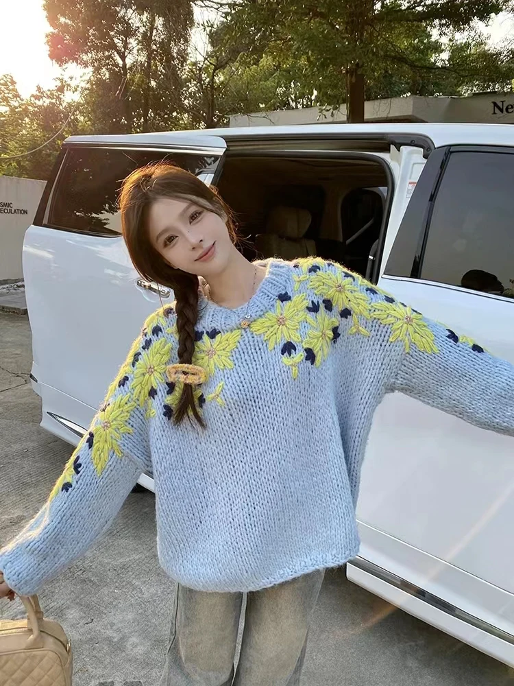 เสื้อสเวตเตอร์ผู้หญิงสีน้ำเงินสไตล์วินเทจ ลายดอกไม้ถักแบบหนา ทรงหลวม ใส่ได้หลายโอกาส สำหรับฤดูใบไม้ร่วงและฤดูหนาว ดีไซน์เก๋ไก๋ เหมาะสำหรับใส่ไปทำงาน